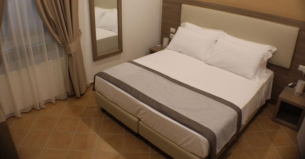 Hotiday Room Collection - Napoli Residenza Scarlatti Dış mekan fotoğraf